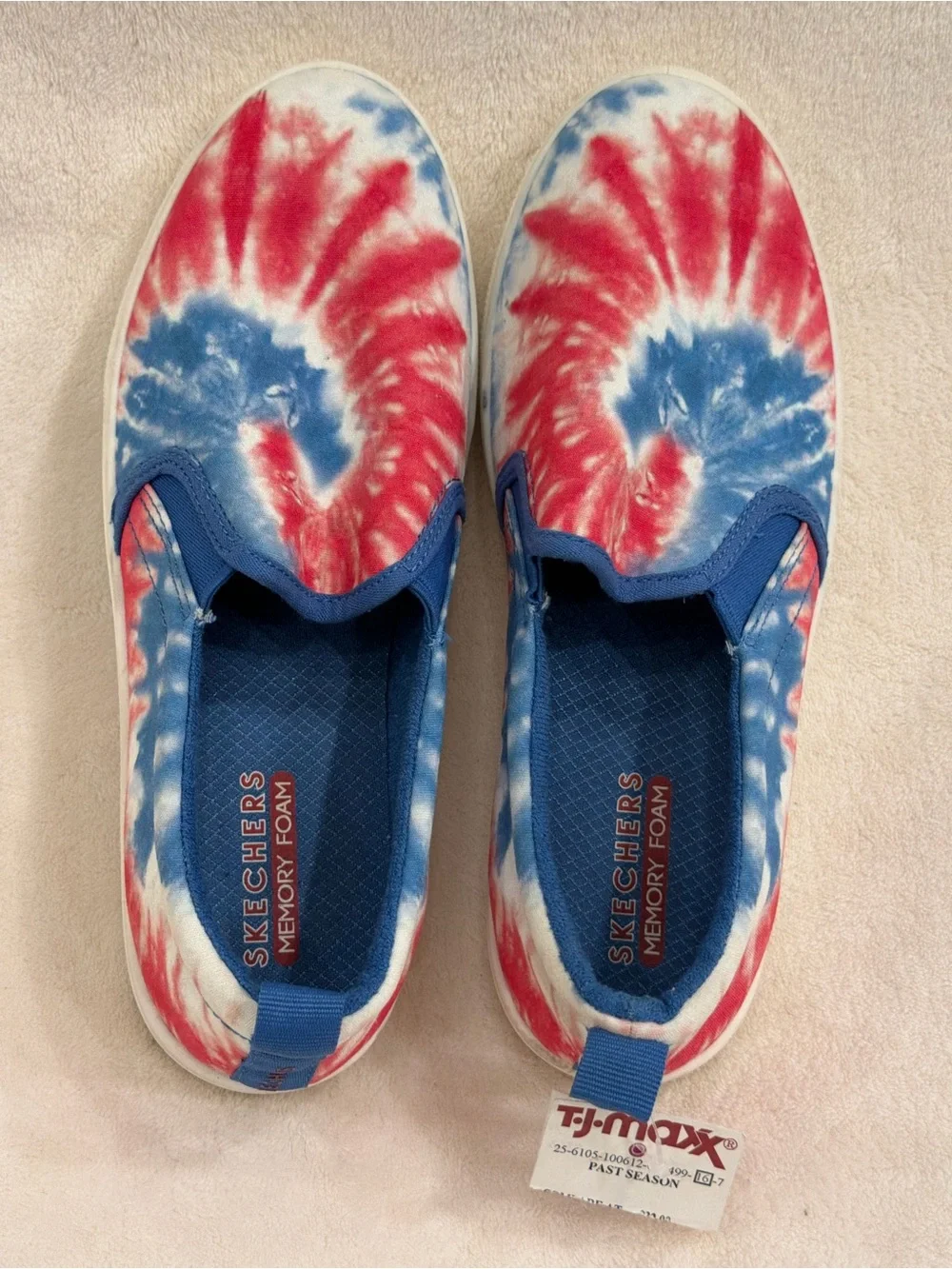 NWT Women’s Red & Bed Skechers Tie-Dye Slip-On Sneakers